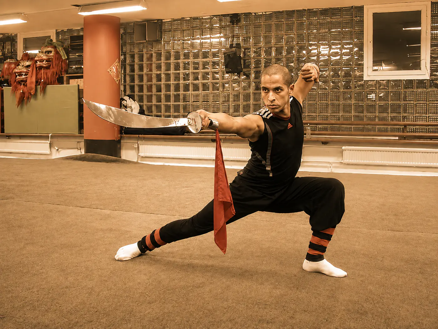 Sergio utför en kung fu-form med sabel